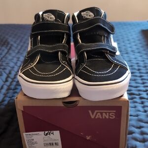 Vans Sk8-Mid Reissue V shoes.